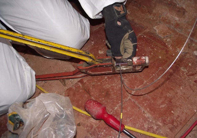 Crimping tool to bend the anode