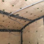 Cavity drain membrane fixed upon the wall and curved ceiling