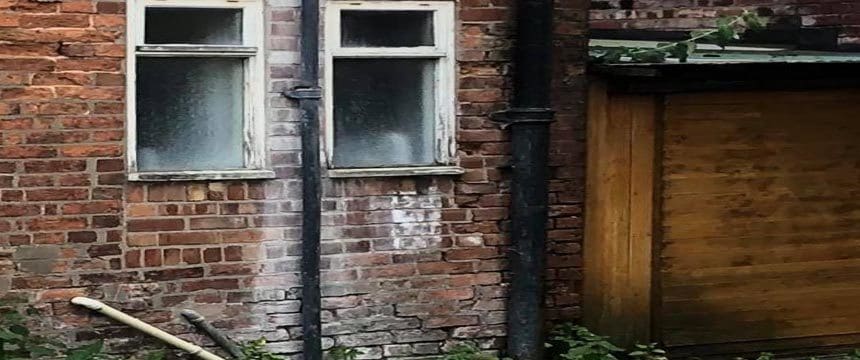 Penetrating damp signs on exterior wall of house